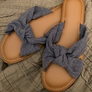 Brand new, unworn Chambray Knot Slides